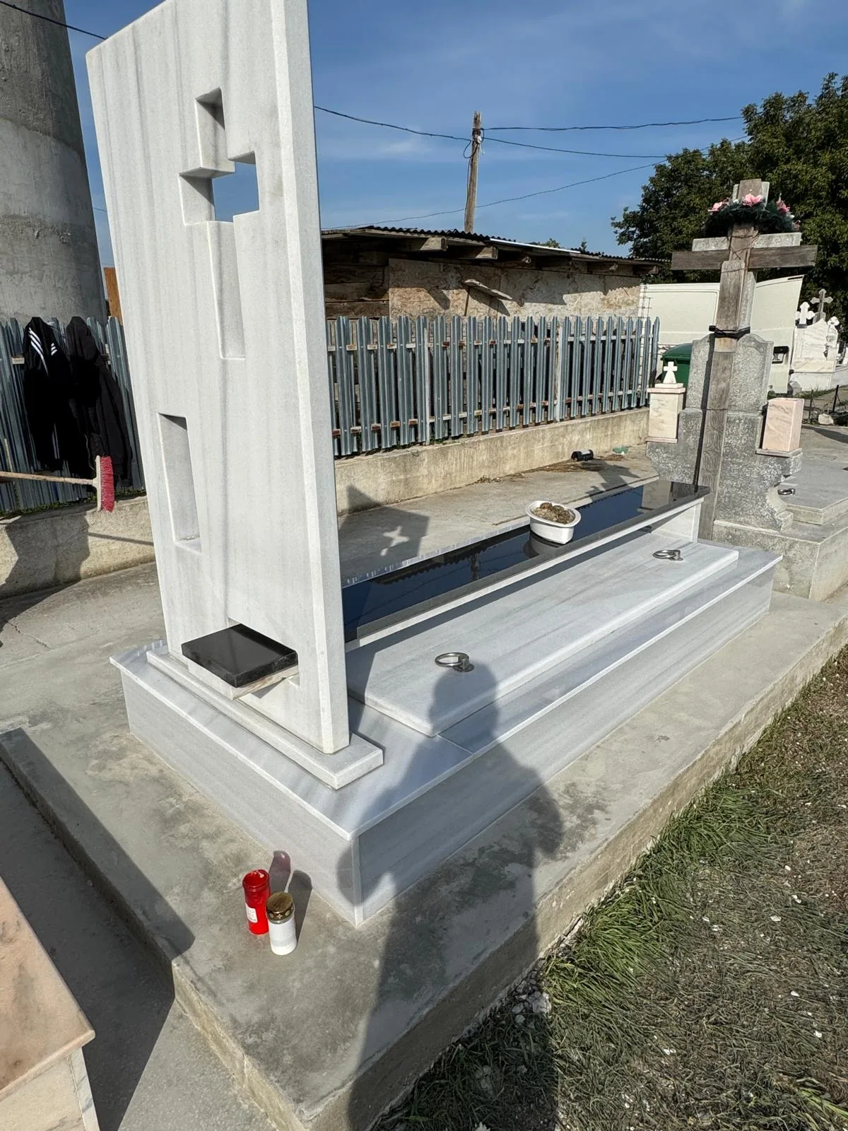Monument funerar modern — cimitir Odobești