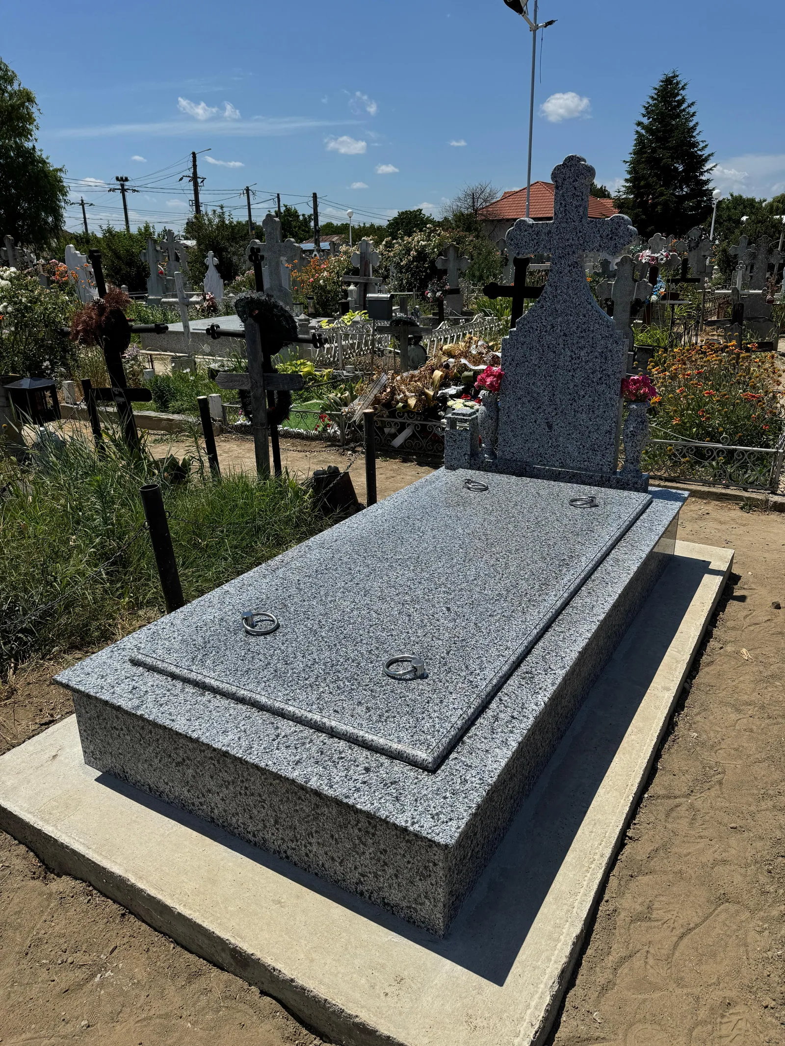 Monument funerar — detaliu finisaj