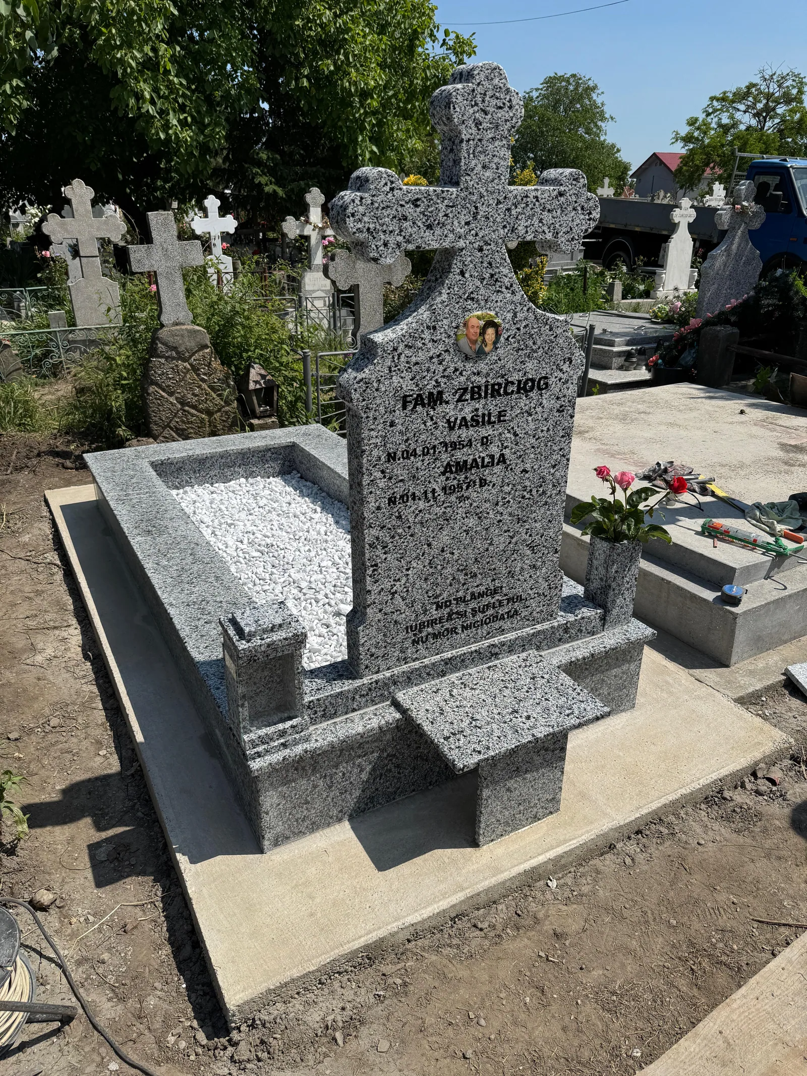 Monument funerar — execuție granit negru