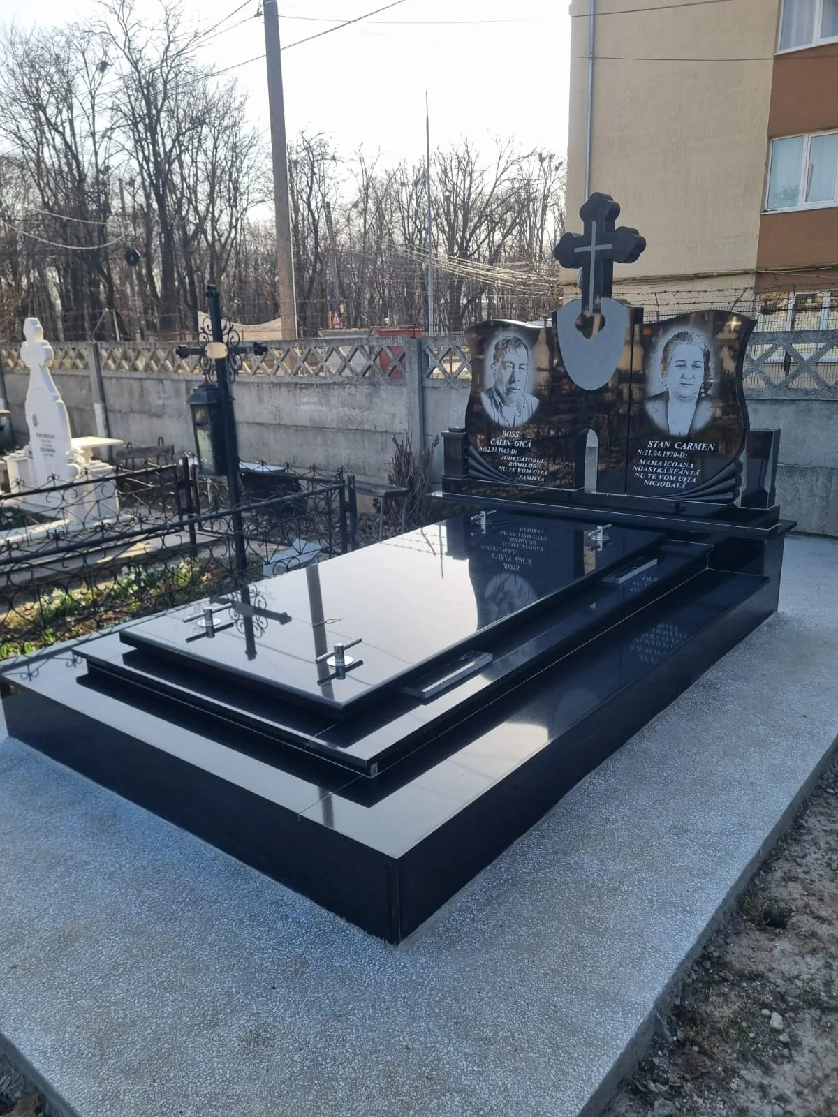 Monument funerar din granit verde — Vrancea